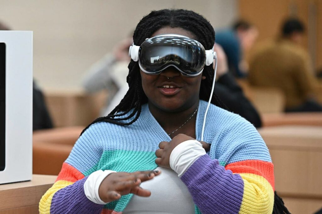 1707925499 426 برخی خریداران هدست ویژن پرو درحال برگرداندن آن به اپل