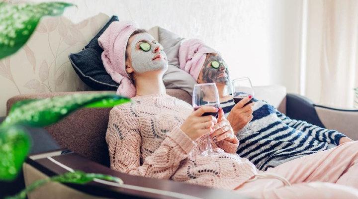 ماسک شب؛ خواص شگفتانگیز و نحوه منفعت گیری + روش تهیه ۱۲ ماسک خانگی_اسکوار 6 دو زن در حال استراحت با ماسک شب روی صورتشان