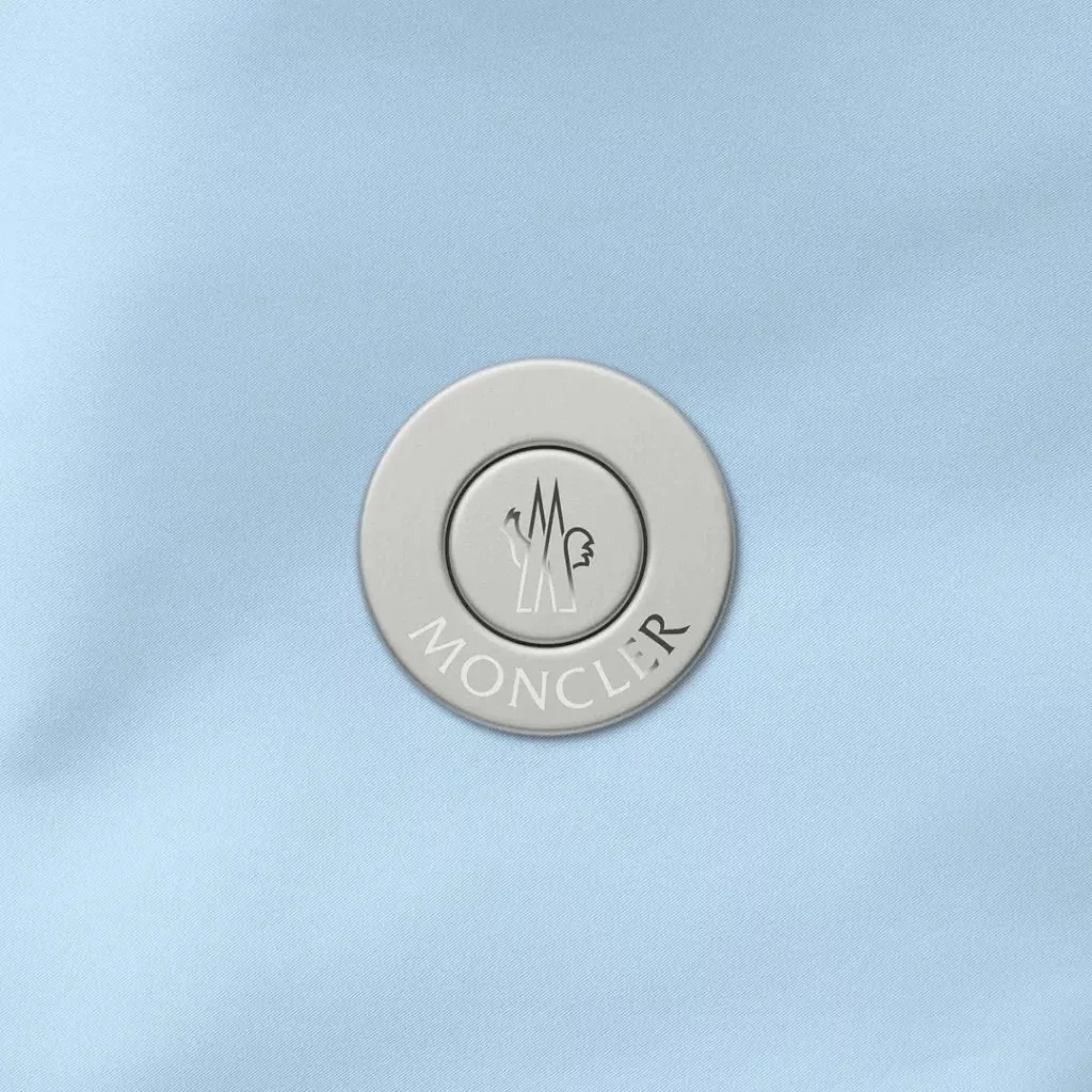 تاثییر تازه جانی آیو با همکاری برند مونکلر: ژاکتی با دکمههای خاص!_اسکوار 6 طراحی دکمه برای ژاکت مونکلر