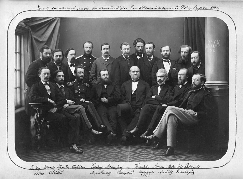 مندلیف (دومین نفر ایستاده از راست) به همراه اعضای انجمن شیمی روسیه.