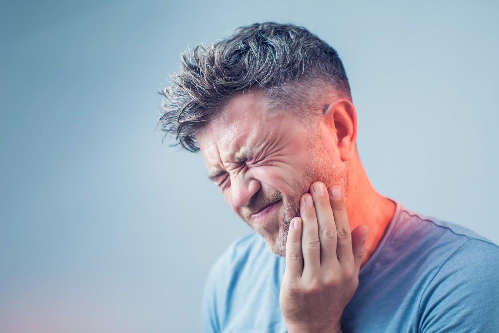 چه وقتی باید به دندانپزشک مراجعه کنیم؟ + ۱۰ نشانه هشدارآمیز مراجعه به دندانپزشک_اسکوار 4 1735719510 916 چه وقتی باید به دندانپزشک مراجعه کنیم؟ ۱۰ نشانه