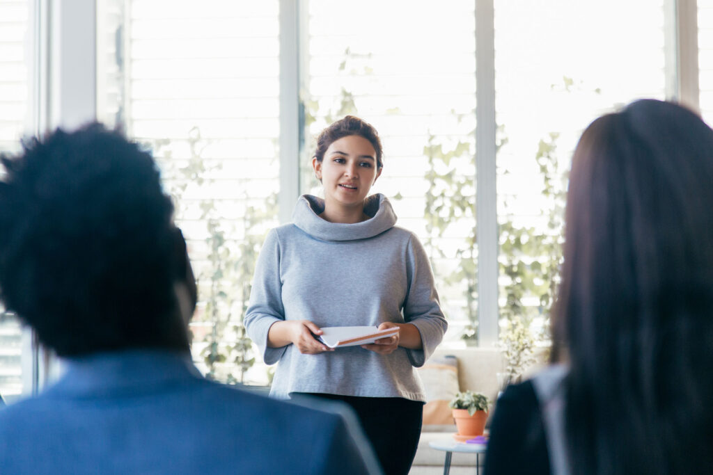 چطور بر اضطراب قبل از اراعه تسلط کنیم؟ + ۸ راه برای افت اضطراب قبل از ارائه_اسکوار 8 ۷ تکنیک برای آماده شدن آگاهانه برای سخنرانی در جمع