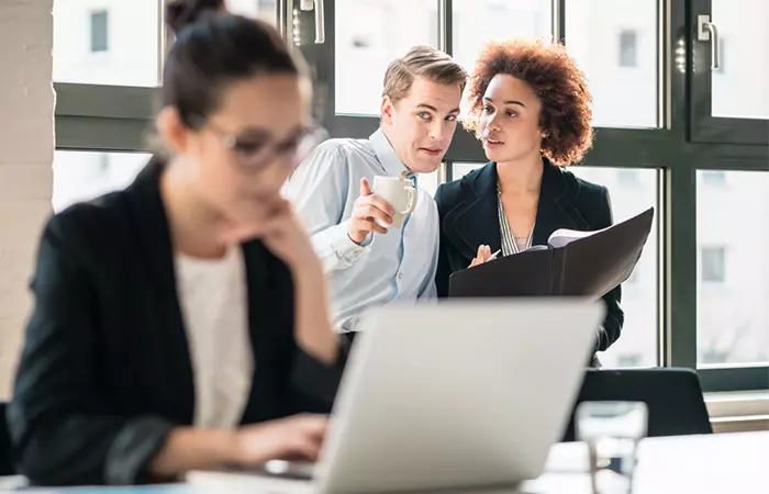 ۵ راه برای مقابله با همکار حسود در محل کار_اسکوار 12 1741325117 219 ۵ راه برای مقابله با همکار حسود در محل کار اسکوار.webp