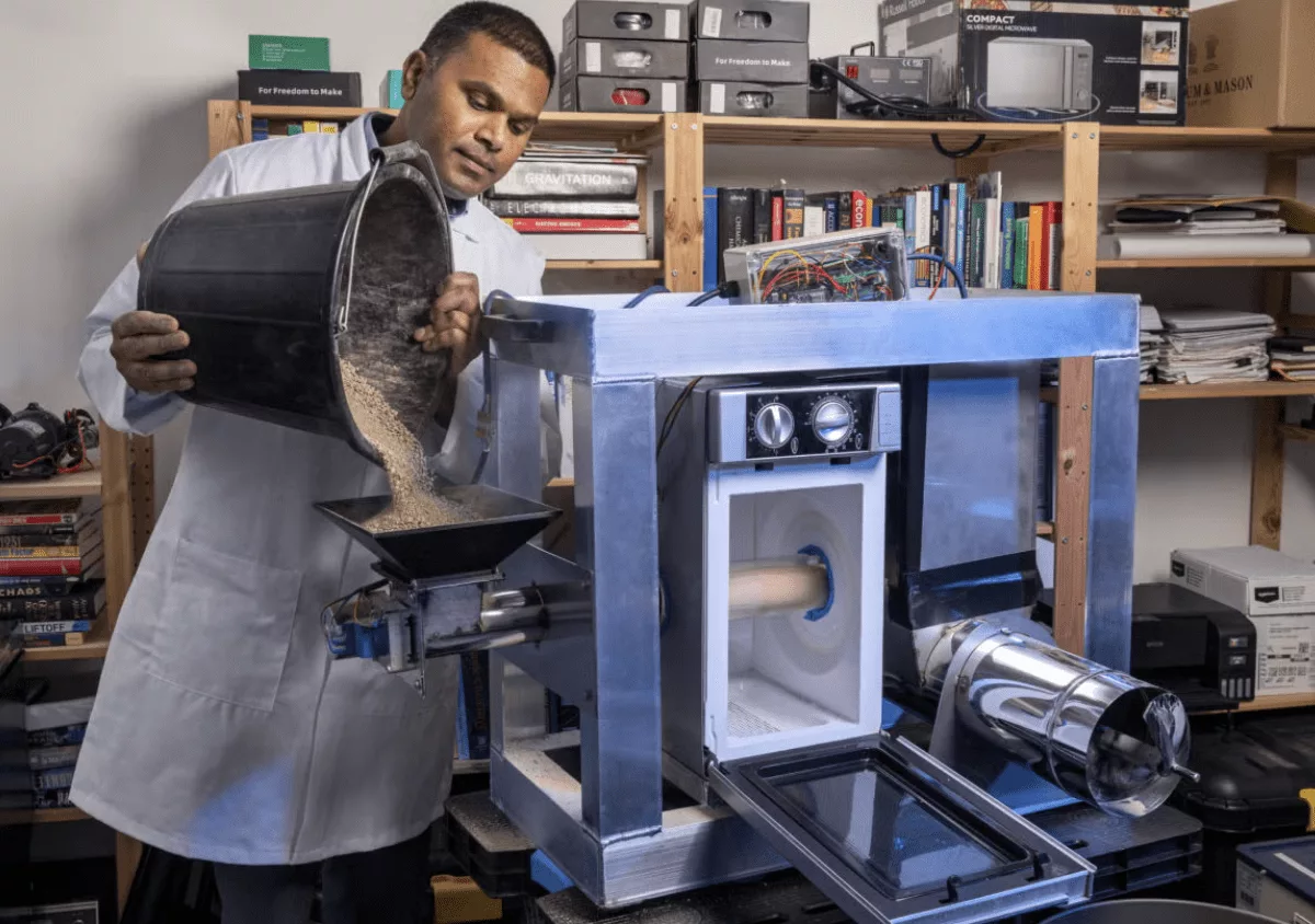 1743411997 89 دانشمندان موفق به ساخت دستگاهی شدند که روی ماه آب.webp