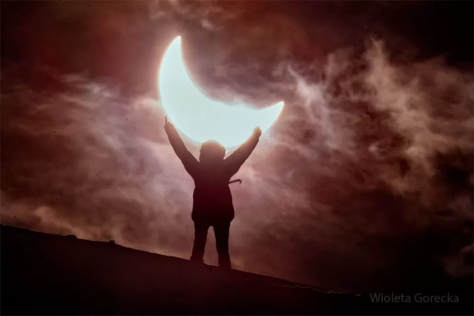 تصویر روز ناسا؛ خورشیدگرفتگی جزئی در آسمان ایسلند