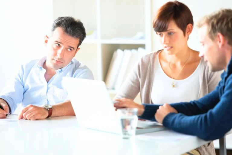 ۵ راه برای مقابله با همکار حسود در محل کار_اسکوار 10 ۵ راه برای مقابله با همکار حسود در محل کار اسکوار.webp