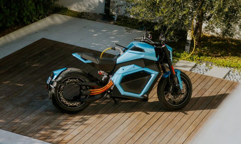 موتورسیکلت برقی رکورد جهانی بیشترین پیمایش با یک بار شارژ را شکست_اسکوار 4 1744523358 923 موتورسیکلت برقی رکورد جهانی بیشترین پیمایش با یک بار شارژ