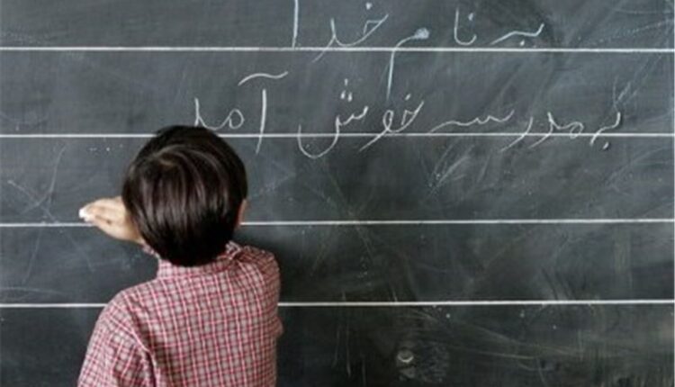 دانش آموزی پای تخت پیش از نوشتن پیام تبریک روز معلم