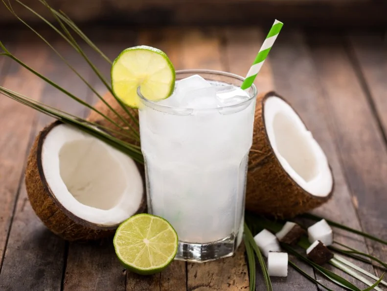 یک لیوان نوشیدنی خنگ