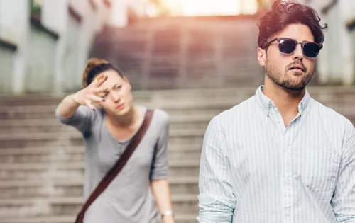 رابطه با مرد آلفا: آیا با یک مرد آلفا رابطه دارید؟ + ویژگیها مرد آلفا در رابطه_اسکوار 38 بحث زن و مرد روی پله های خیابان و مرد بی خیال