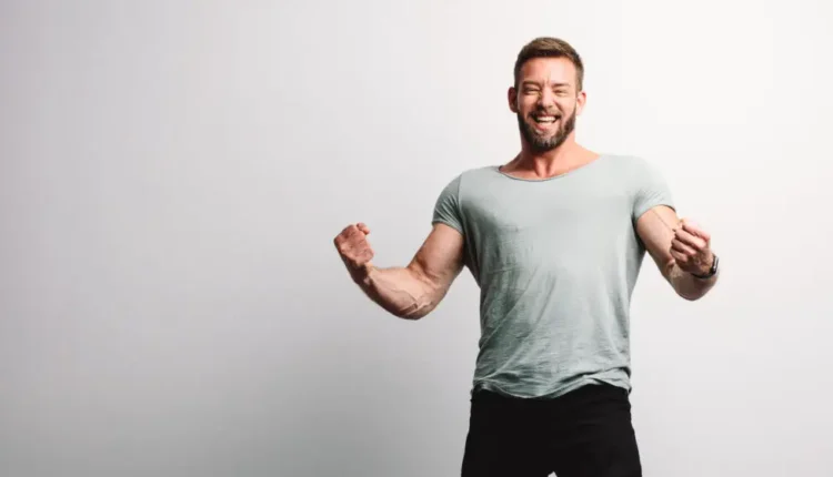 رابطه با مرد آلفا: آیا با یک مرد آلفا رابطه دارید؟ + ویژگیها مرد آلفا در رابطه_اسکوار 37 مرد خوشحال هیکلی با دست های مشت کرده