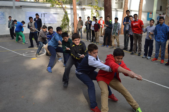 ۲۰ بازی گروهی در مدرسه (از دبستان تا دبیرستان)_اسکوار 23 طناب کشی پسرها در مدرسه