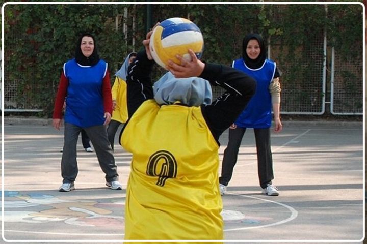 ۲۰ بازی گروهی در مدرسه (از دبستان تا دبیرستان)_اسکوار 22 وسطی بازی کردن دخترها در حیاط مدرسه