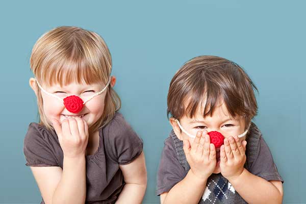 ۲۰ بازی گروهی در مدرسه (از دبستان تا دبیرستان)_اسکوار 28 دماغ دلقک روی صورت بچه های بانمک