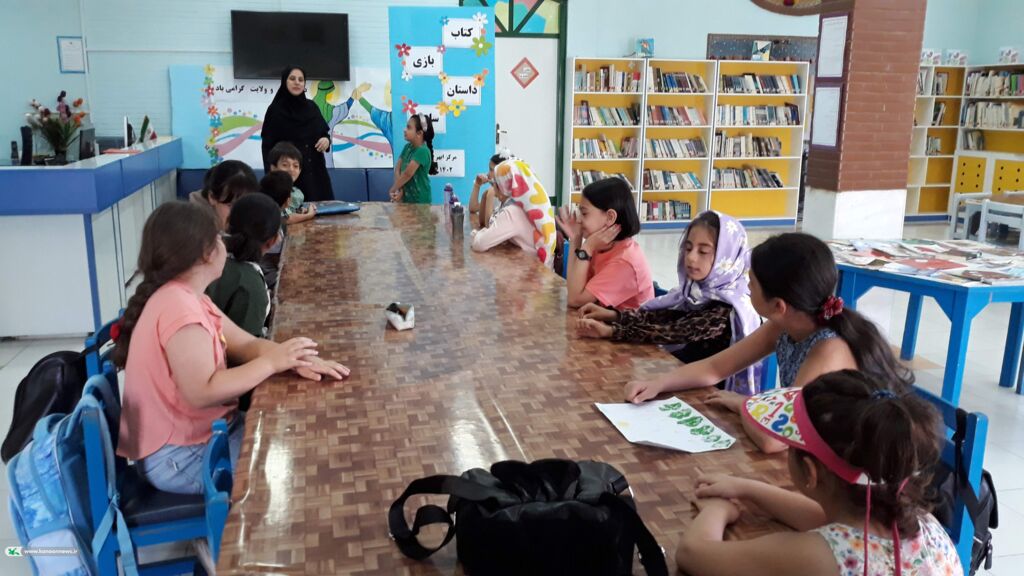 ۲۰ بازی گروهی در مدرسه (از دبستان تا دبیرستان)_اسکوار 29 بچه ها دور میز در مدرسه