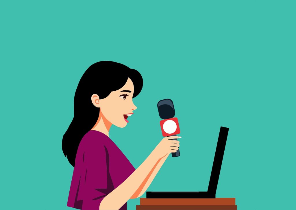 صحبت کردن دختر کارتونی با میکروفن و لپتاپ جلو