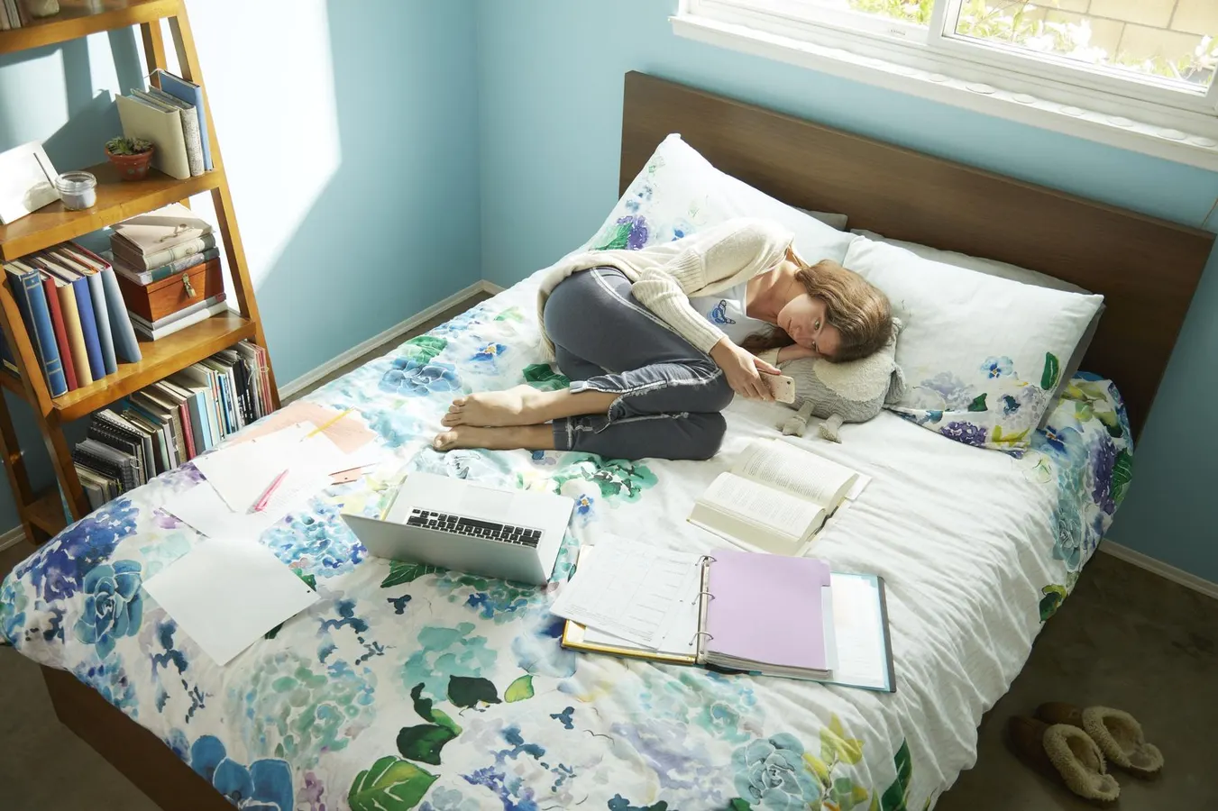 اهمال کاری چیست؟ انواع، علل و راهکارهای مقابله با آن_اسکوار 25 دراز کشیدن دختر در تختخواب با کتاب ها