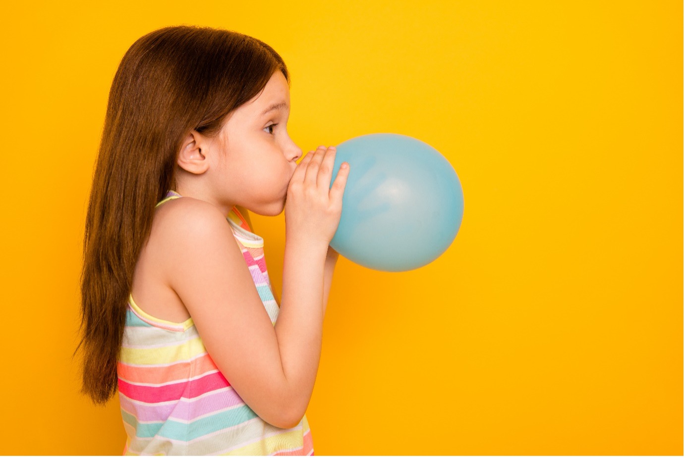 ۱۵ بازی برای کنترل خشم کودکان؛ چطور به کودکمان مدیریت خشم را آموزش دهیم؟_اسکوار 10 باد کردن بادکنک دختر بچه