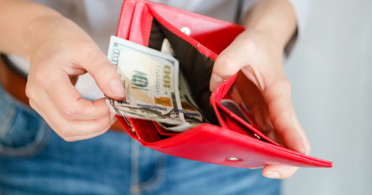 دلارها در کیف پول قرمز