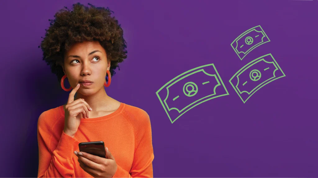 فکر کردن زن مو فرفری رنگین پوست به پول با موبایل در دست